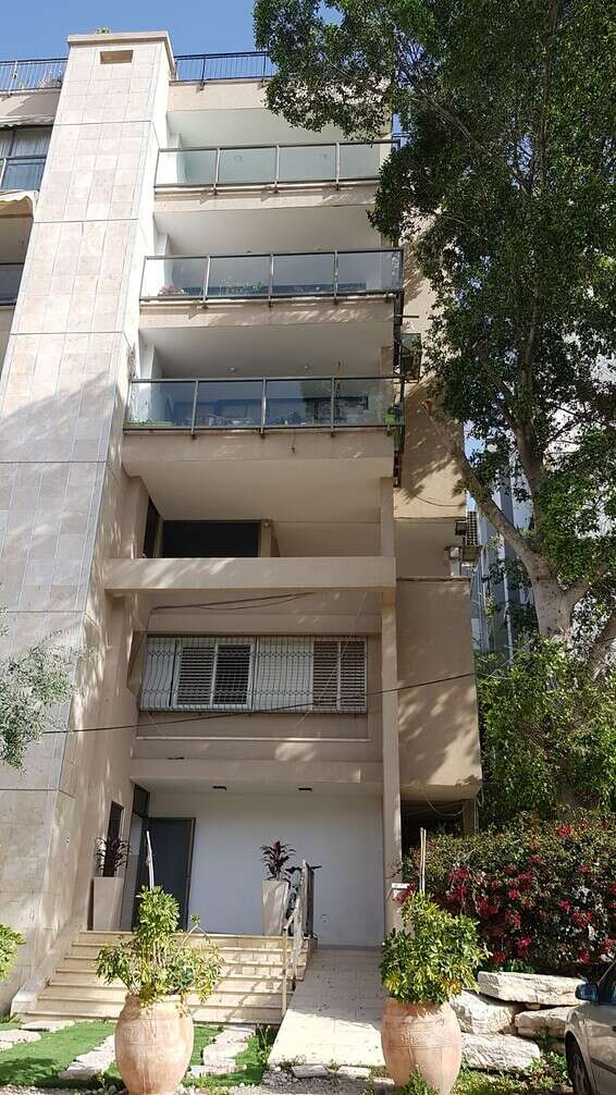 הבניין בו לנה קבוצת התיירים